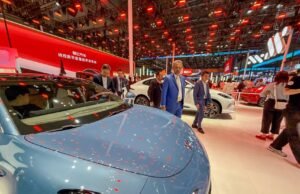 Em missão na China, Elmano visita uma das maiores feiras automobilísticas do mundo