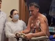 Após cirurgia, Bolsonaro aparece em vídeo caminhando ao lado de equipe médica