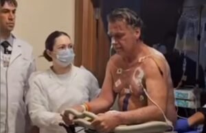Após cirurgia, Bolsonaro aparece em vídeo caminhando ao lado de equipe médica