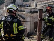 Bombeiros instalam chaminé que anunciará novo papa na Capela Sistina