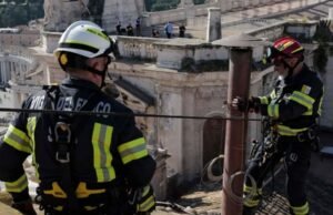 Bombeiros instalam chaminé que anunciará novo papa na Capela Sistina
