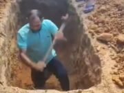 Filho abre cova do próprio pai após coveiro alegar que solo estava duro e que não tinha ferramentas para o trabalho