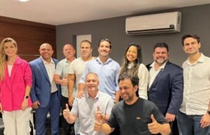 André Fernandes volta à cena política e elogia Ciro Gomes após ex-governador se reunir com nomes da oposição