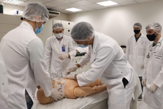 Universidades municipais concentram piores notas de Medicina no Enamed