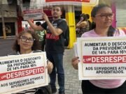 Servidores de Quixadá protestam na Câmara dos Vereadores contra projeto que aumenta taxa de contribuição previdenciária