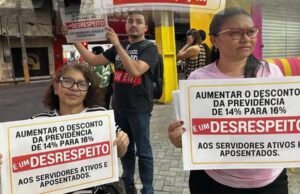 Servidores de Quixadá protestam na Câmara dos Vereadores contra projeto que aumenta taxa de contribuição previdenciária
