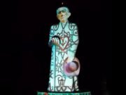 Mestre Espedito Seleiro é homenageado com projeção na estátua de Padre Cícero