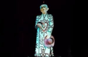 Mestre Espedito Seleiro é homenageado com projeção na estátua de Padre Cícero