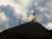 Novo papa escolhido: fumaça branca sai da chaminé da Capela Sistina