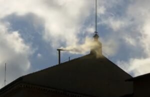 Novo papa escolhido: fumaça branca sai da chaminé da Capela Sistina