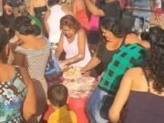 População ataca bolo de 60 metros em homenagem ao Dia das Mães