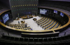 Câmara dos Deputados divulga edital de concurso com salários de até R$ 30,8 mil e vagas para nível superior