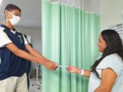 Estudantes entregam cartas com homenagens para mães internadas no HRSC