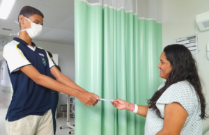 Estudantes entregam cartas com homenagens para mães internadas no HRSC