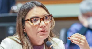Janja reage a comentário de José Guimarães sobre atraso de deputada durante evento no Planalto