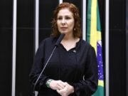 Câmara mantém mandato de Carla Zambelli e contraria decisão do Supremo Tribunal Federal