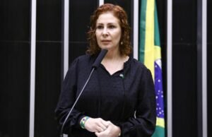 Após ser condenada a 10 anos de prisão, Zambelli anuncia que deixou o Brasil