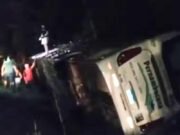 Ônibus tomba ao desviar de ambulância na CE-494, no Crato, e deixa passageiros feridos