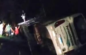 Ônibus tomba ao desviar de ambulância na CE-494, no Crato, e deixa passageiros feridos