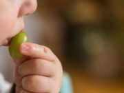 Criança de 3 anos morre engasgada com uva em escola de Canindé