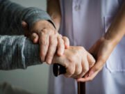 Câmara aprova projeto que aumenta pena para abandono de idoso ou pessoa com deficiência