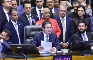 Deputados cearenses se dividem em votação sobre urgência de projeto que anistia golpistas