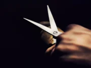 Mulher invade igreja com tesoura e tenta agredir suposta amante do marido em Fortaleza