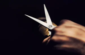 Mulher invade igreja com tesoura e tenta agredir suposta amante do marido em Fortaleza