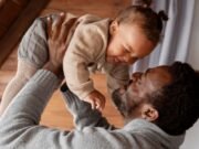 Aumento da licença-paternidade será discutido pelo Congresso após recesso parlamentar