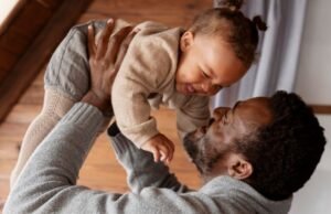 Aumento da licença-paternidade será discutido pelo Congresso após recesso parlamentar