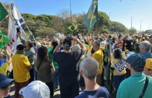 Bolsonaristas realizam ato em defesa de Bolsonaro após novas medidas impostas pelo STF