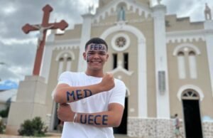 Filho de pedreiro e aposentada no Ceará, jovem de Mauriti comemora aprovação em Medicina na UECE