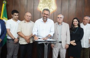 Elmano assina decreto com condições diferenciadas de pagamento do ICMS para lojistas