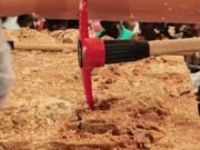 Maior rapadura do mundo é produzida no Ceará; doce precisou ser quebrado com britadeira para ser distribuída