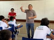 Prefeito de Banabuiú acompanha alunos, confere qualidade do transporte estudantil e visita escolas na volta às aulas