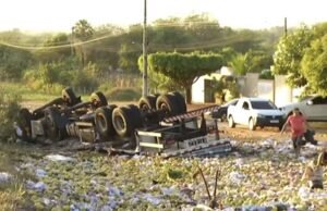 Acidente com caminhão carregado de frutas deixa dois mortos e dois feridos no Ceará