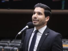 TRE-CE revoga multa de R$ 1,25 milhão aplicada ao deputado André Fernandes