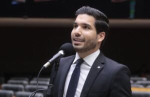 TRE-CE revoga multa de R$ 1,25 milhão aplicada ao deputado André Fernandes