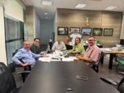 Márcia Zomin busca avanços em obras e serviços essenciais de Senador Pompeu durante reunião na SOP