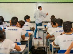 Professores da rede estadual cearense terão reajuste de 5,4% no piso salarial, anuncia Elmano