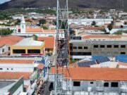 Canudos FM moderniza torre de transmissão com nova pintura e iluminação de LED em celebração aos seus 20 anos