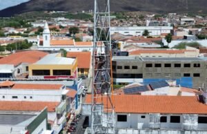 Canudos FM moderniza torre de transmissão com nova pintura e iluminação de LED em celebração aos seus 20 anos