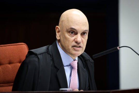 Ordem de Moraes sobre IA de Bolsonaro gera desconforto entre ministros do TSE