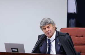 Fux diverge e vota por absolver Bolsonaro de todos os crimes