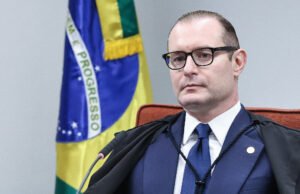 Cristiano Zanin começa a leitura de seu voto na ação que julga Bolsonaro e outros sete réus por trama golpista
