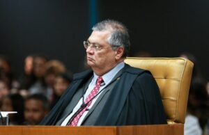 Flávio Dino abre inquérito contra Bolsonaro, filhos e aliados com base no relatório da CPI da Covid