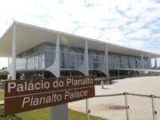 Homem tenta invadir Palácio do Planalto e é baleado com tiros de borracha