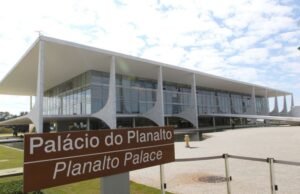 Homem tenta invadir Palácio do Planalto e é baleado com tiros de borracha