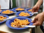 Ceará sanciona lei que proíbe ultraprocessados na merenda escolar até 2027