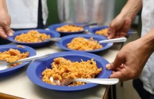 Ceará sanciona lei que proíbe ultraprocessados na merenda escolar até 2027